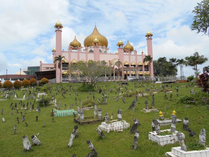 Cmentarz muzułmański przy meczecie w Kuching na Borneo