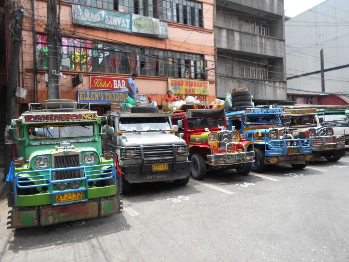 Lokalny transport odbywa się na Filipinach przy pomocy Jeepney