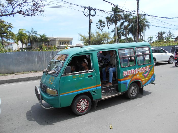 Kolorowe busiki podstawą transportu po Timorze