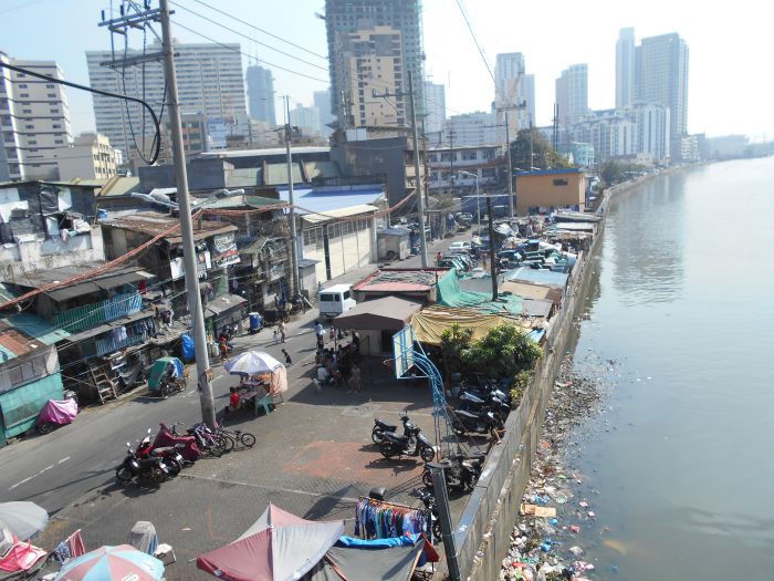 Manila widziana z mostu nad rzeką Pasing