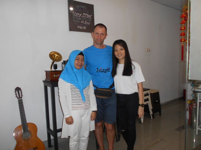 Sympatyczne i rezolutne recepcjonistki z hostelu w Pontianiak na Borneo