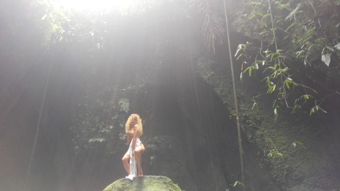 Rozbierana sesja zdjęciowa przy wodospadzie Tukad Cepung na Bali