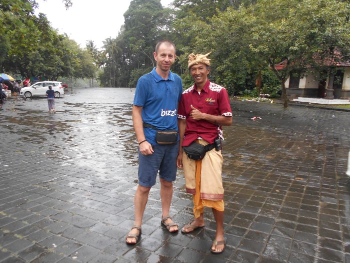 Ochroniarz świątynny na Bali w tradycyjnym ubraniu