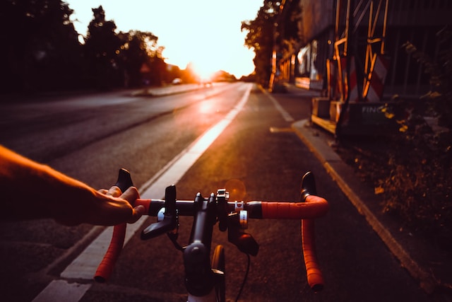 Jazda na rowerze o zachodzie słońca