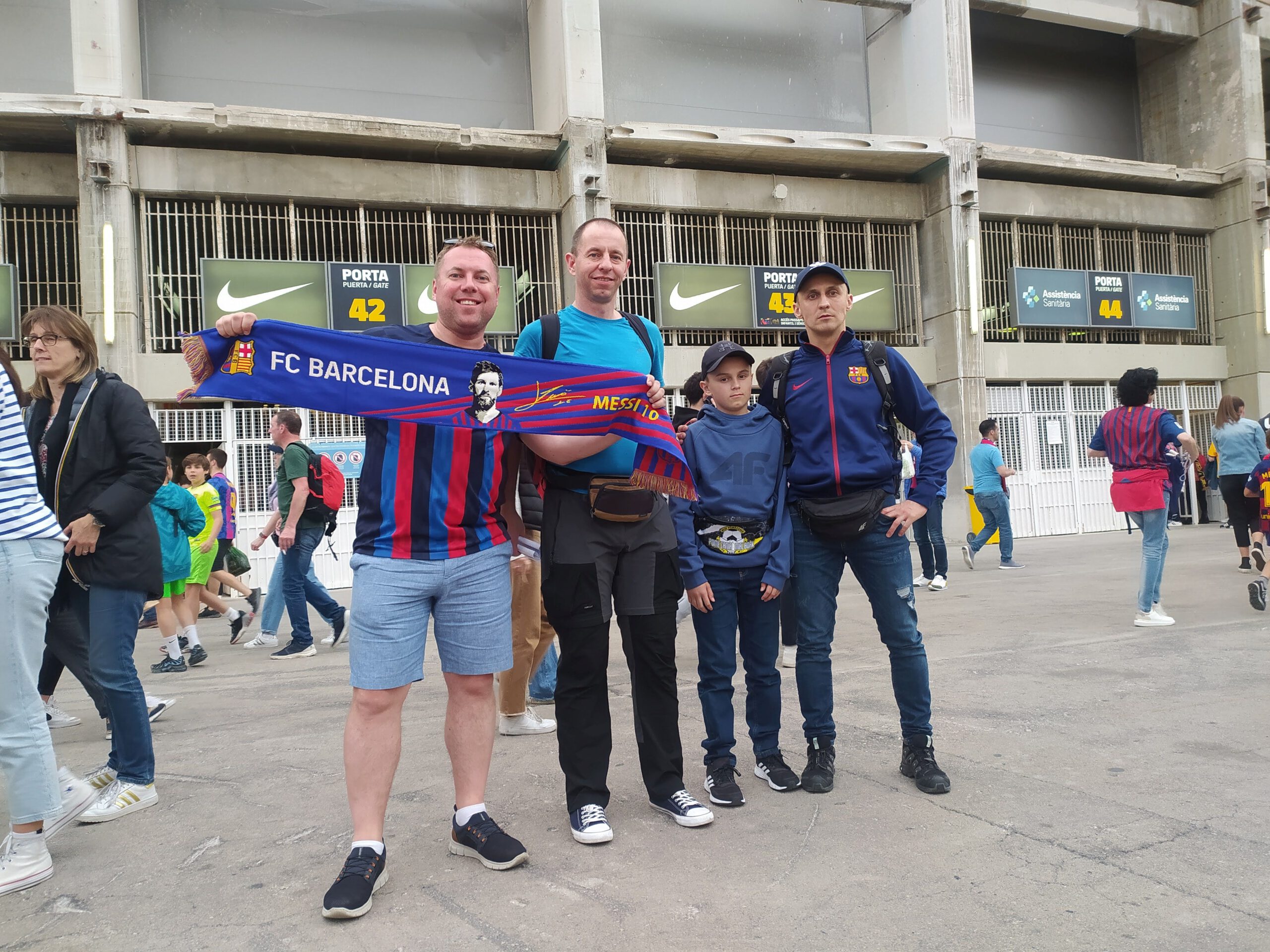 Przed stadionem Camp Nou (od lewej) Antoni Żakiewicz, Krzysztof Skok, Karol Sojka i Piotr Sojka