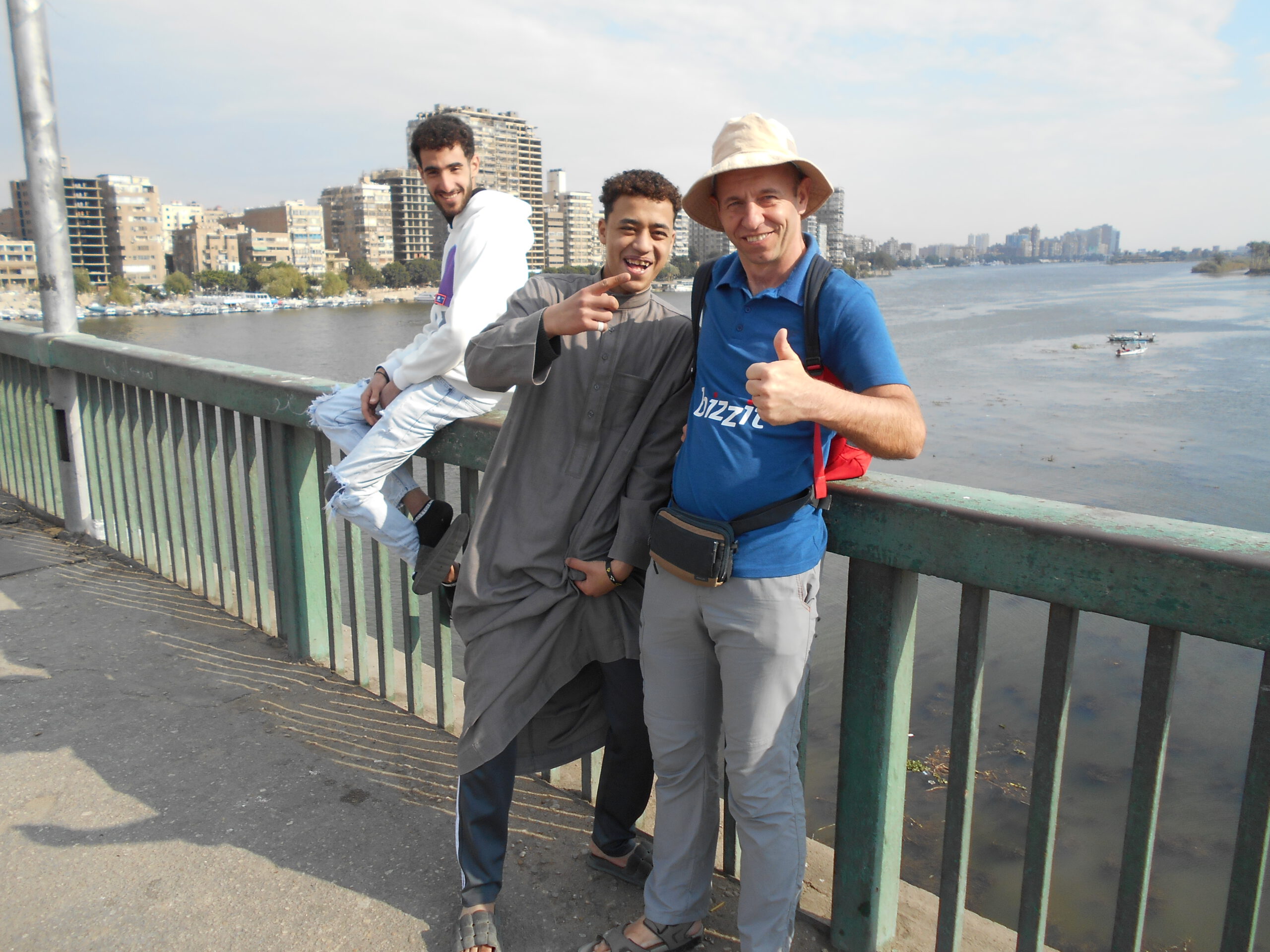 Spotkanie z Egipcjanami na moście na rzece Nil