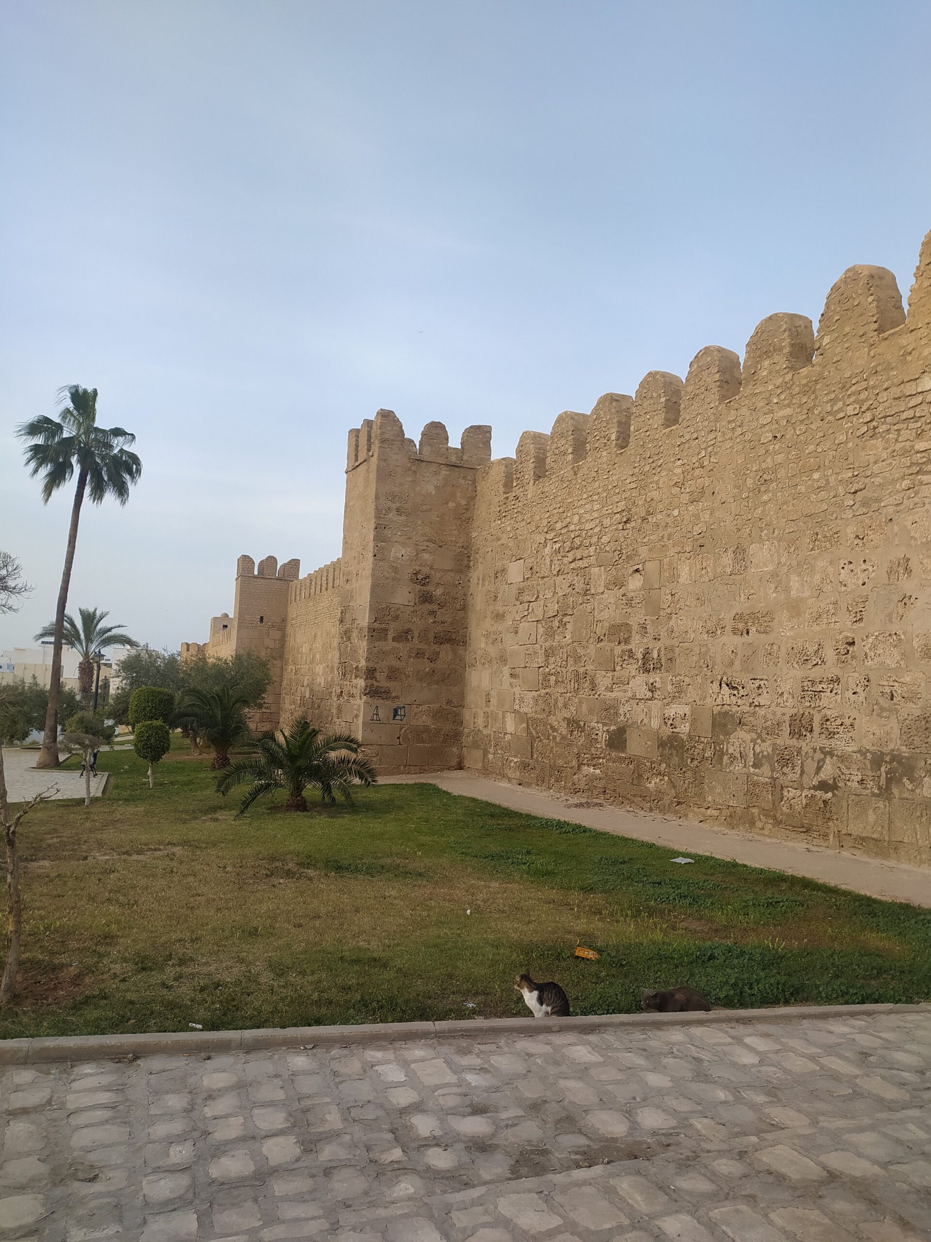 Imponujący mur okalający medynę w Soussa