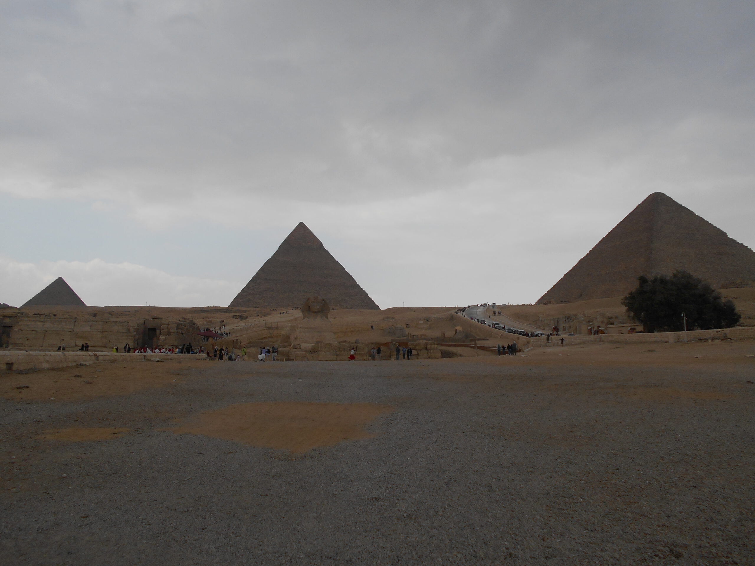 Imponujące piramidy w Gizie