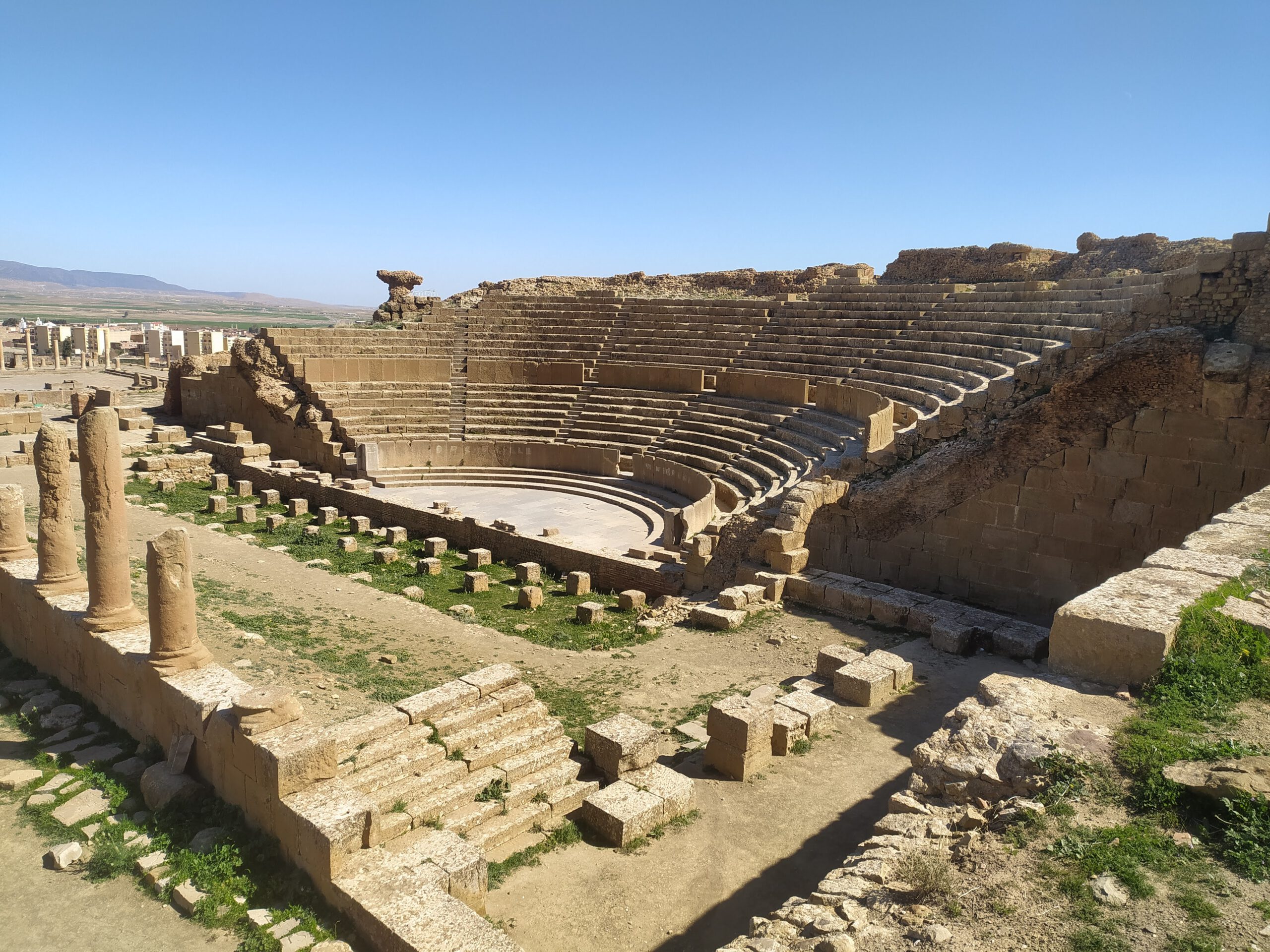 Ruiny amfiteatru miasta w Timgad