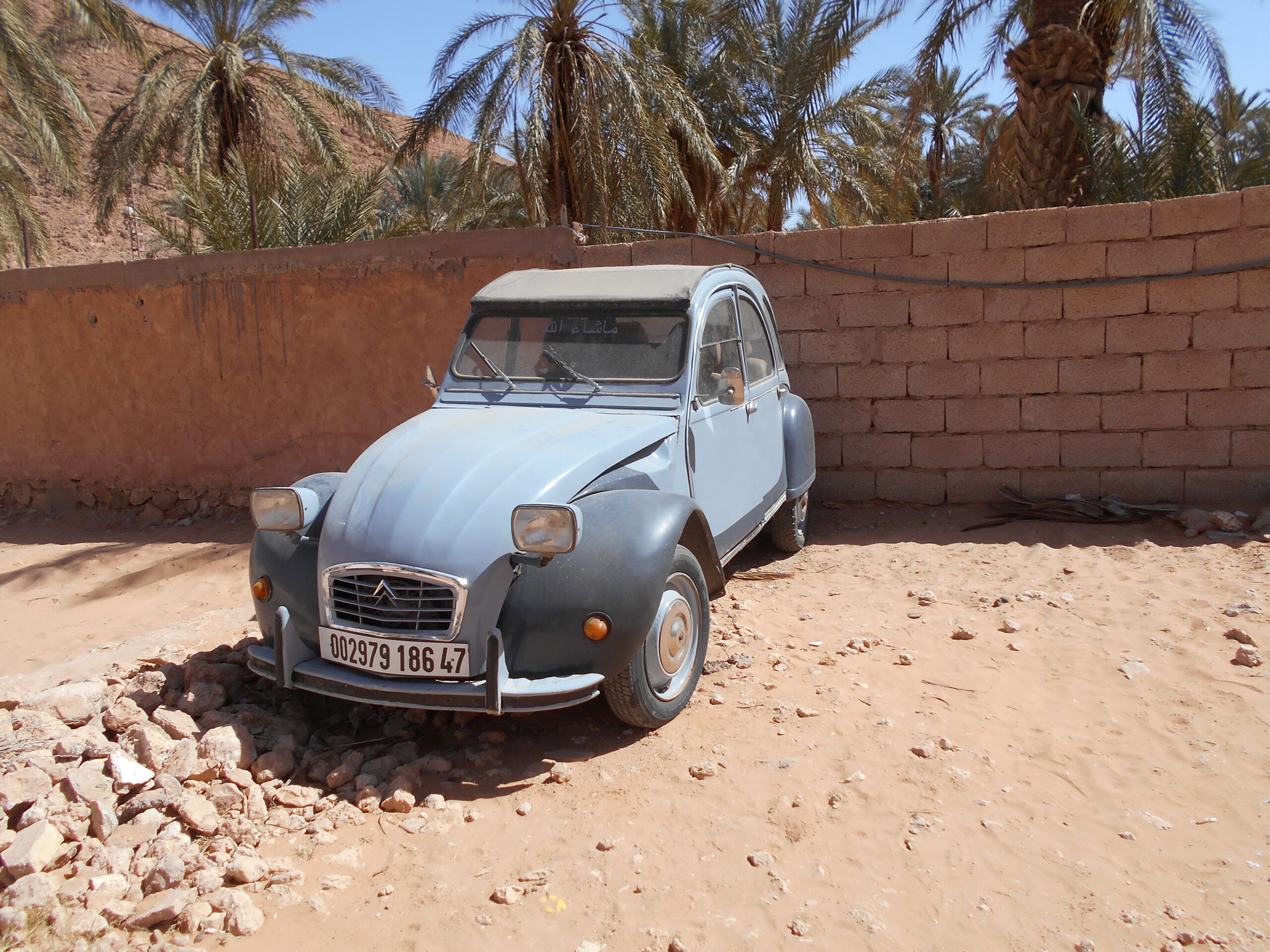 Stare francuskie samochody na Saharze