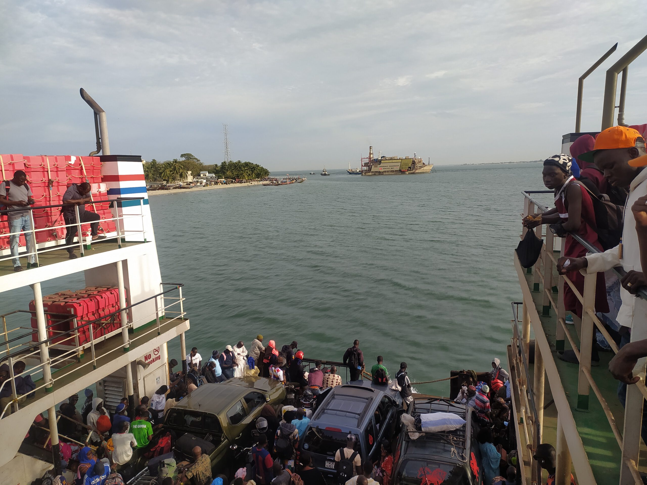 Widok na drugi brzeg z promu na rzece Gambia