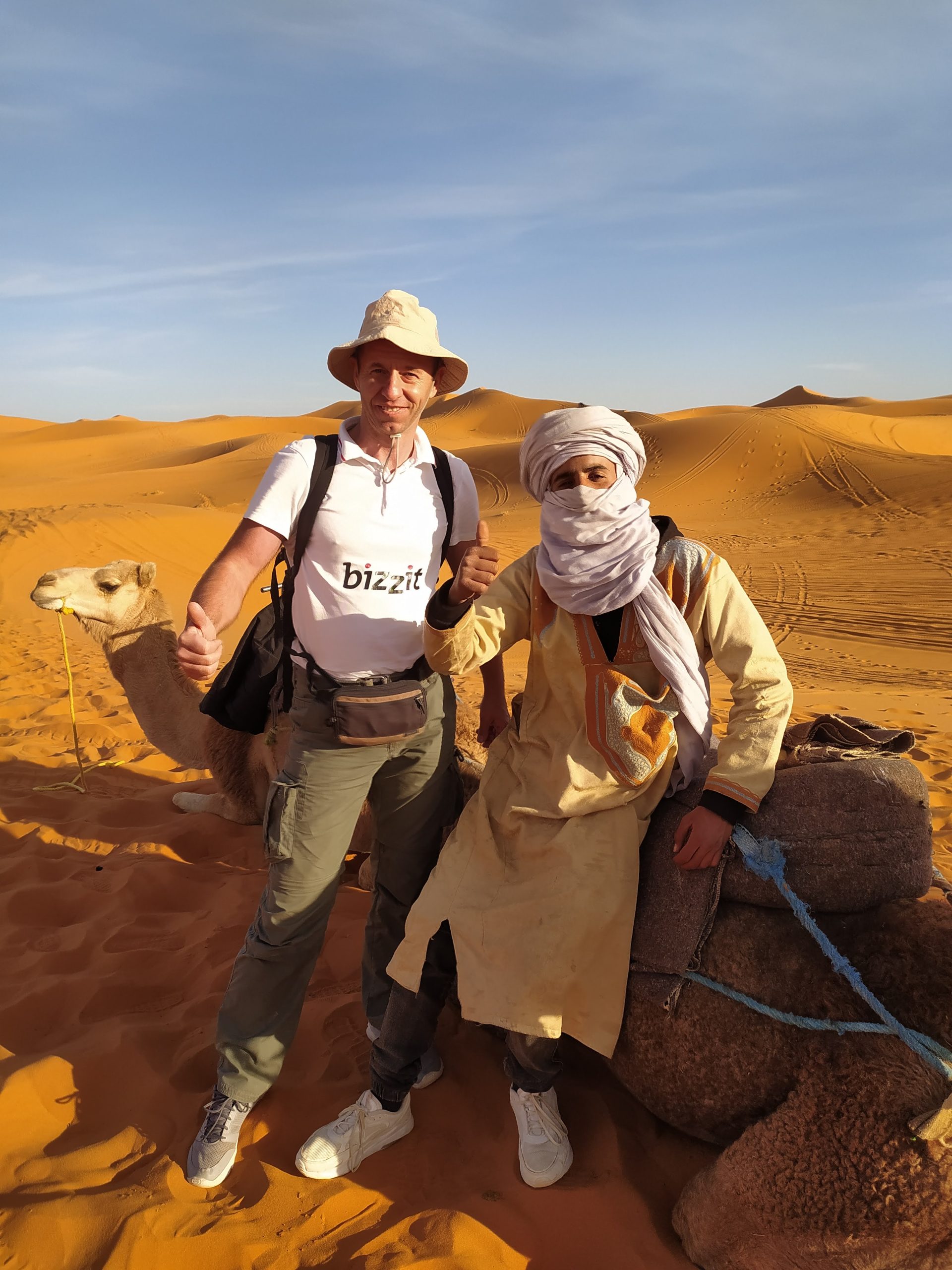 Z poganiaczem wielbłądów na Pustyni Merzogua z Maroku