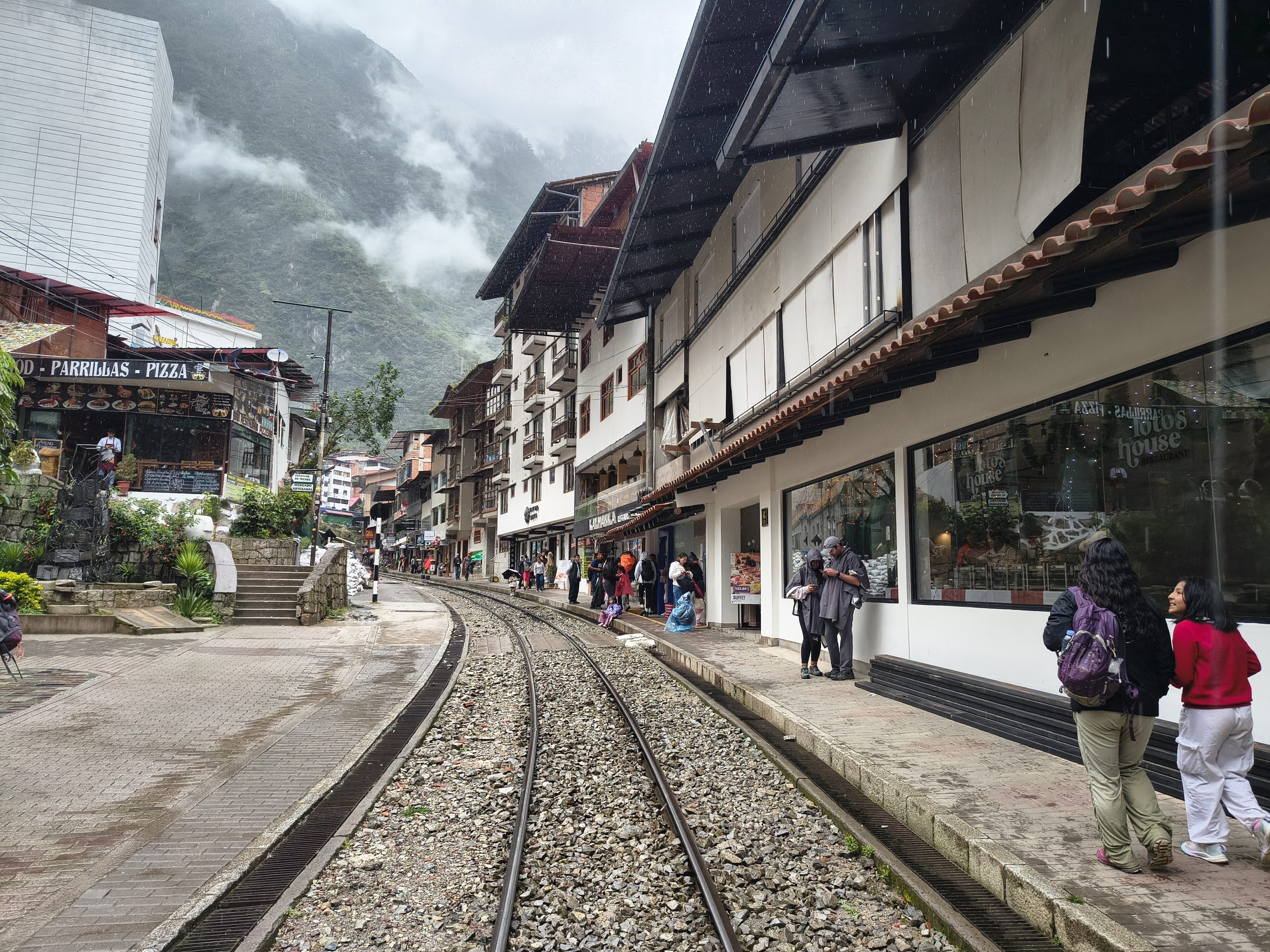 Tor kolejowy przechodzi przez Centrum Aguas Calientes