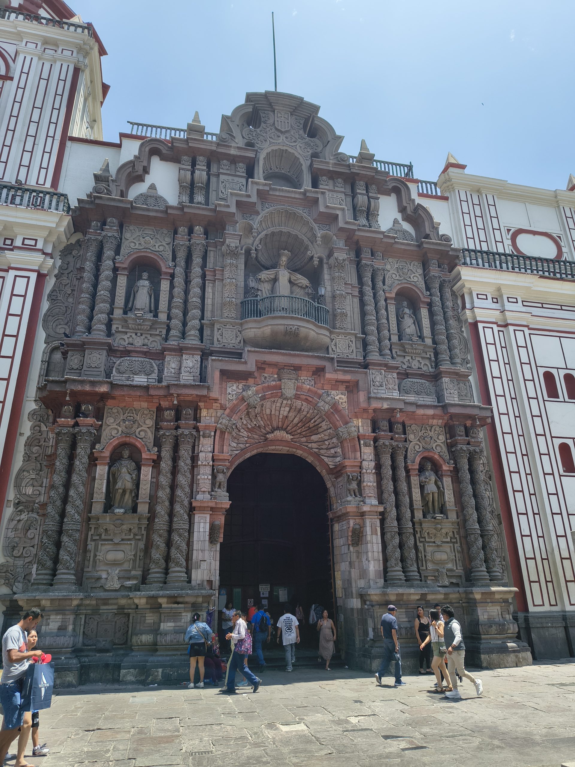 Bardzo ładne wejście do Bazyliki De La Merced w Limie