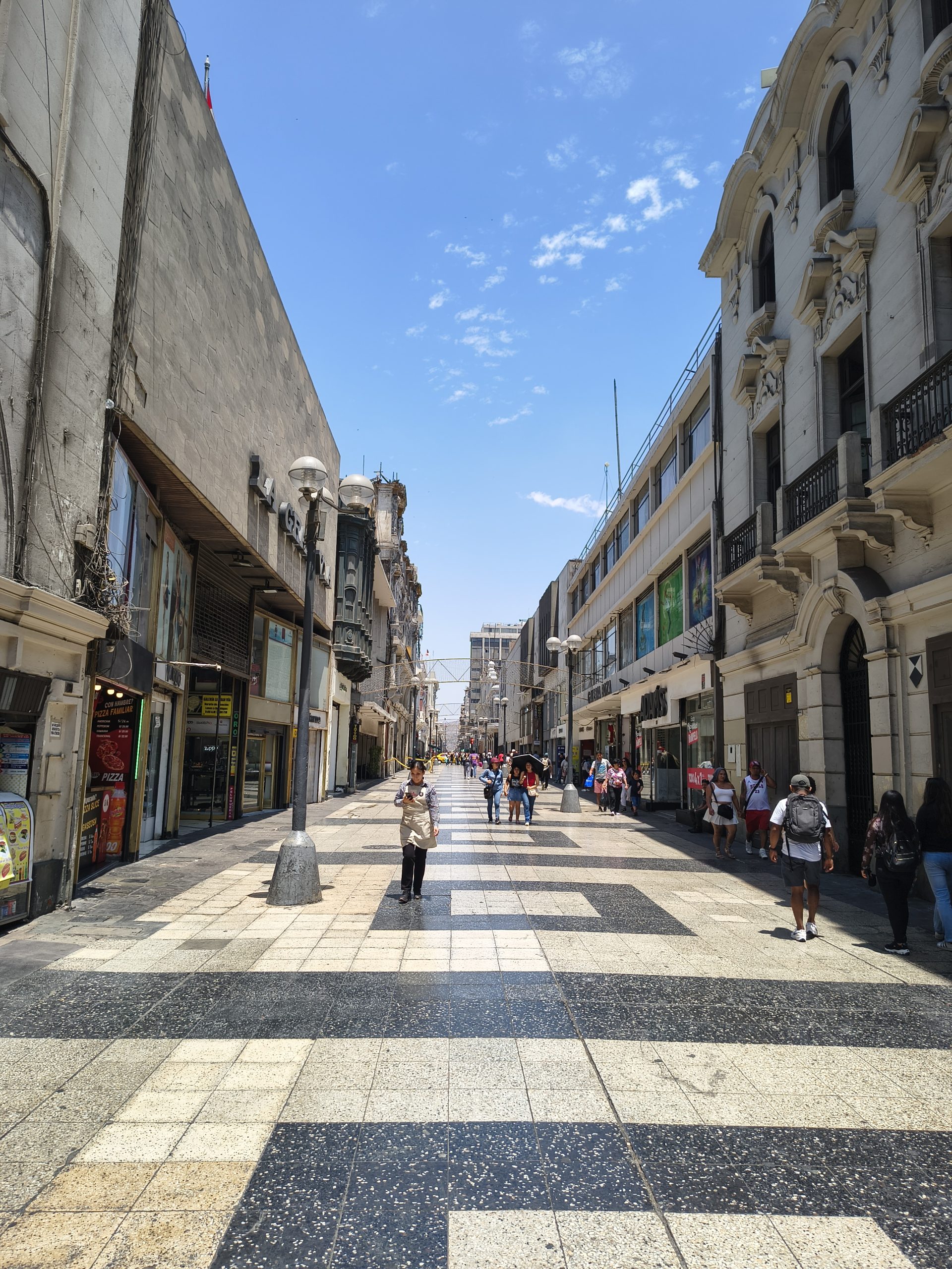 Popularny deptak w Limie w niedzielne południe