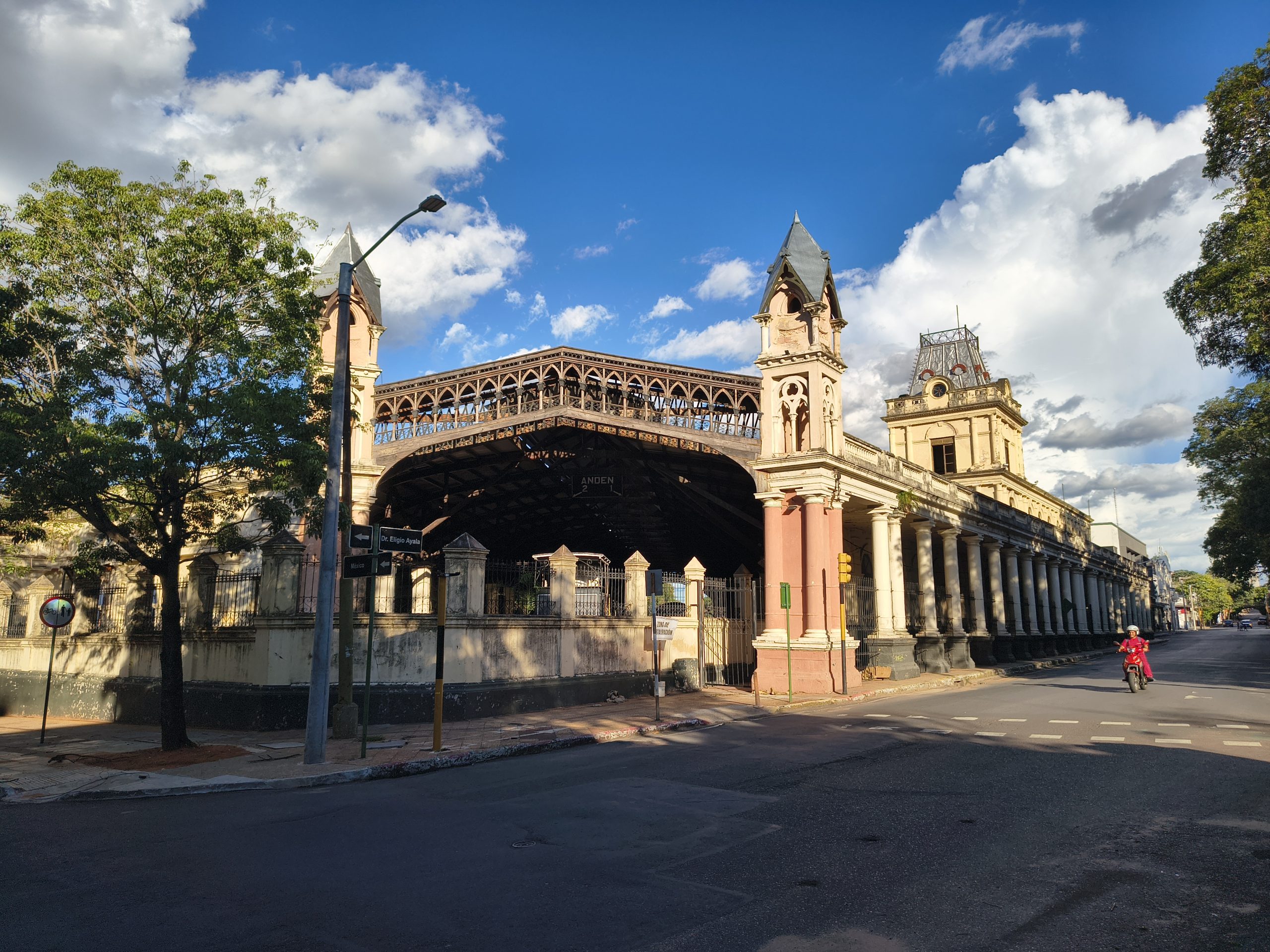 Zabytkowy (nieczynny już) dworzec kolejowy w Asuncion