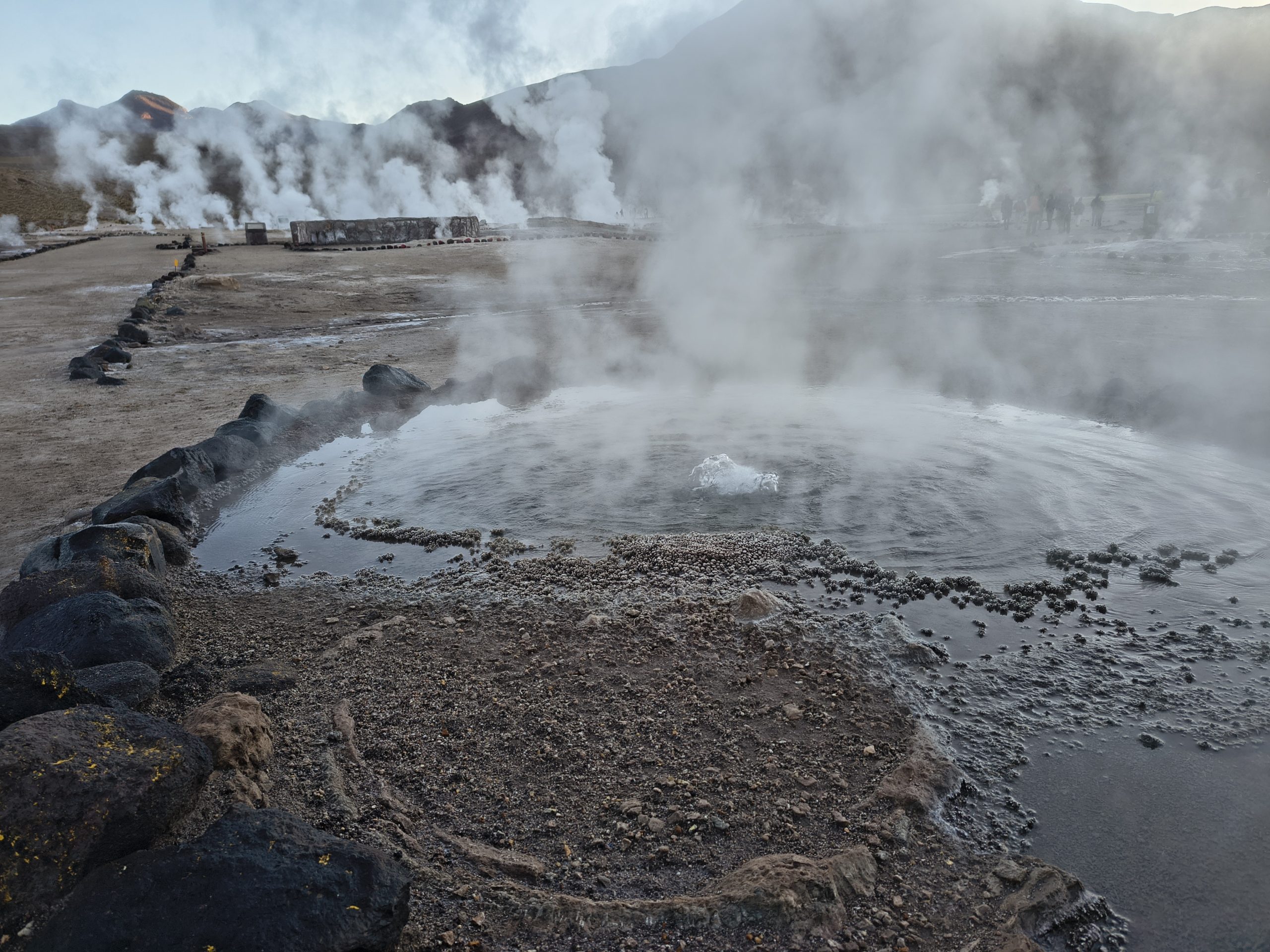 Do Gejzerów El Tatio jedzie się o świcie - wówczas jest największy efekt ponieważ jest zimno i nie ma jasnego światła słońca