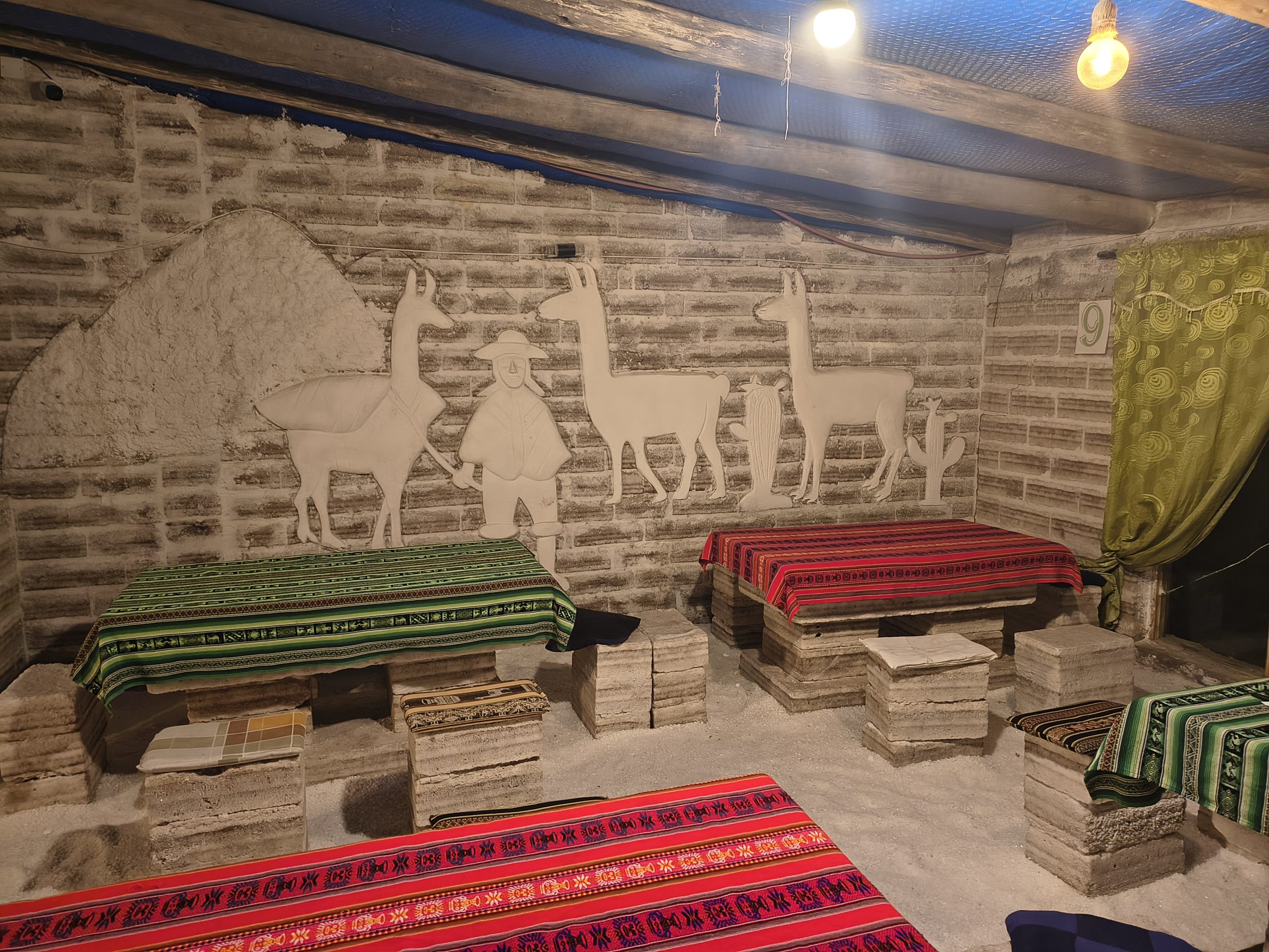 Jadalnia w hotelu wykonanym z bloków solnych