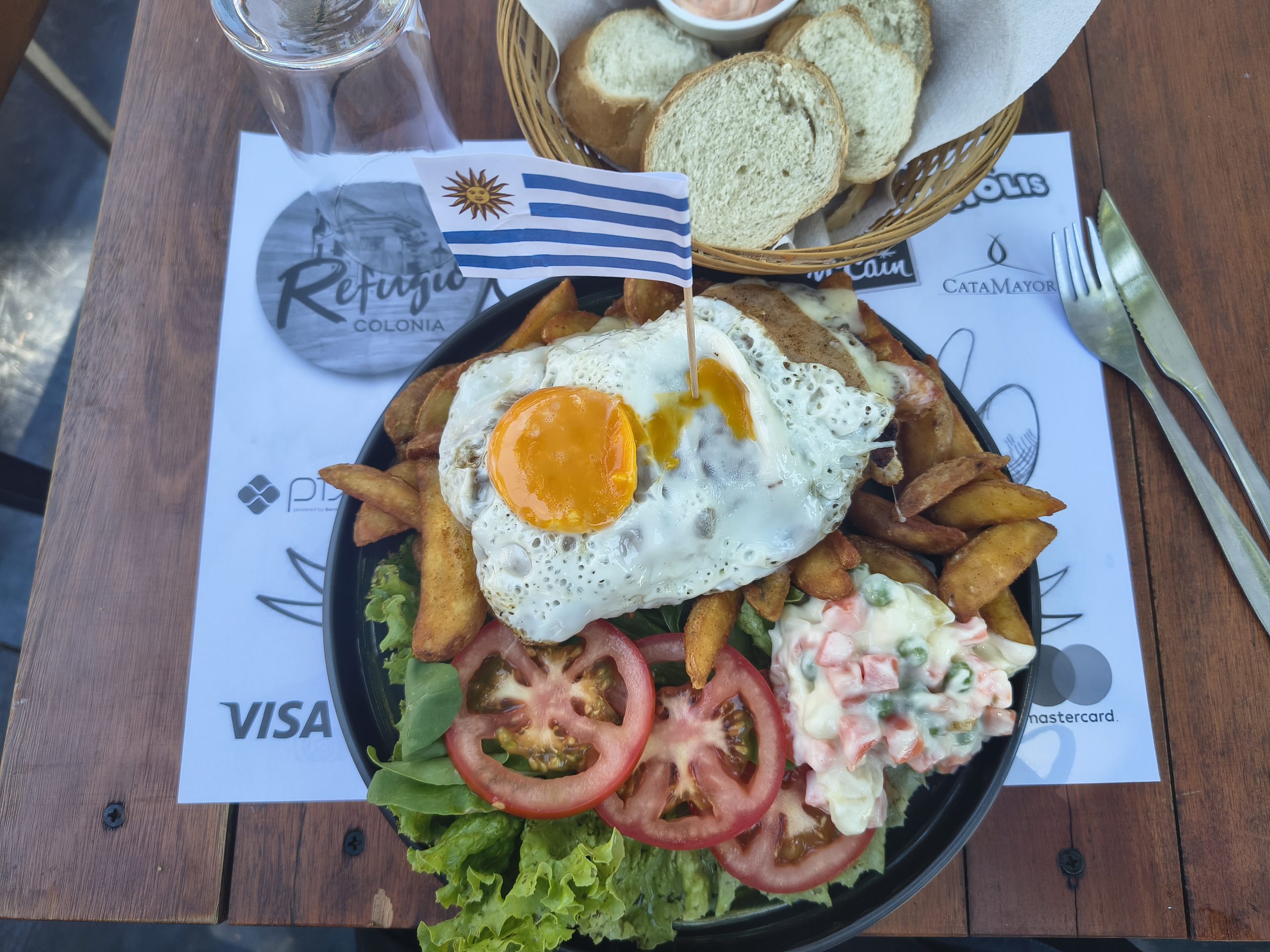 Chivito Clásico al Plato - jeden z przysmaków w Urugwaju