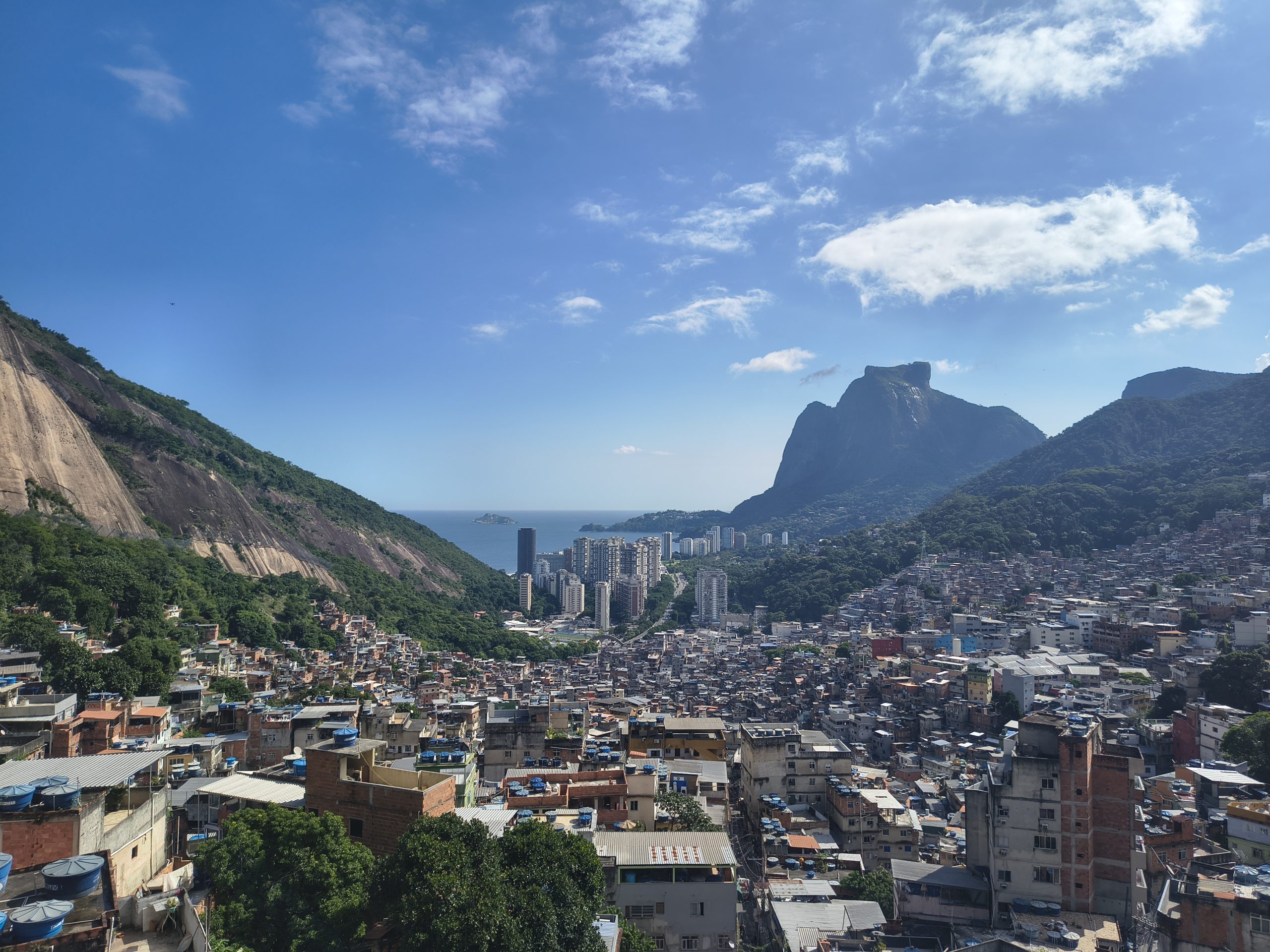 Favela Rocinha widziana z jednego z górnych tarasów