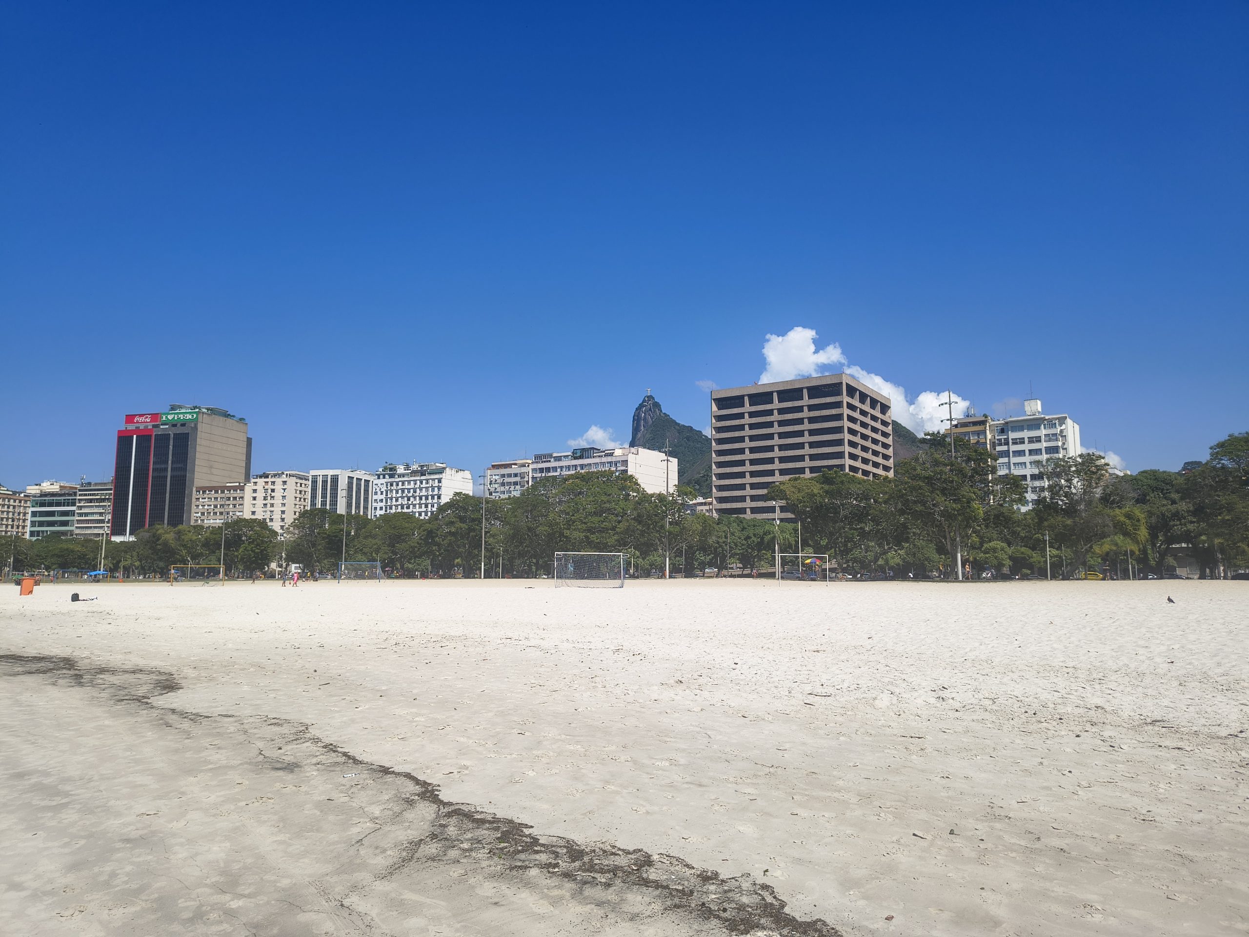Statua Chrystusa w Rio de Janeiro widziana jest także z plaży